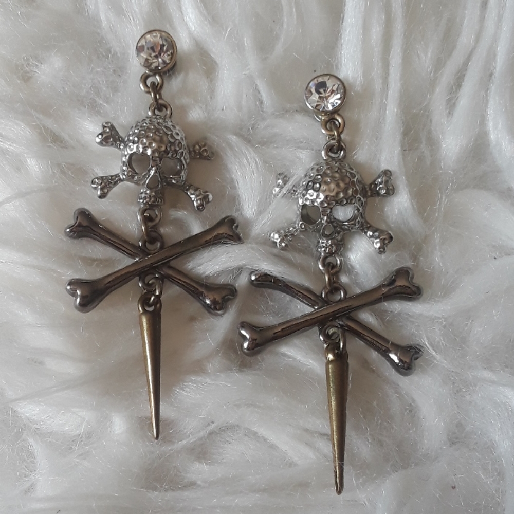 Skull and Crossbones Pendant Earrings
